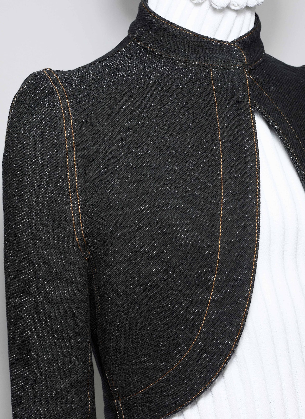 デニムニット製 カットアウト クロップドジャケット ALAÏA ブラック/ホワイト デニムニット製 カットアウト クロップドジャケット